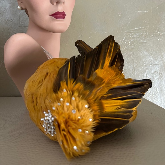 ENTHRALLING 1950s\' GOLD COLORED  FEATHER COCKTAIL HAT WITH FEATHER \